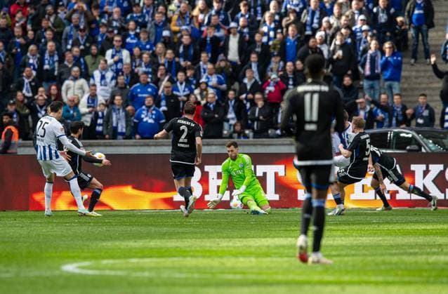 Fussball, Herren, Saison 2023 2024, 2. Bundesliga (26. Spieltag), Hertha BSC - FC Schalke 04, Marten Winkler (Hertha BSC) erzielt das Tor zum 3:2 gegen Torhüter Marius Müller (Schalke 04), 17.03.2024,