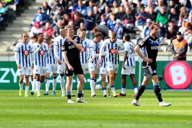 17.03.2024, xtgx, Fussball 2.Bundesliga, Hertha BSC Berlin - FC Schalke 04 emspor, v.l. Derry Murkin (FC Schalke 04) Enttäuscht enttaeuscht traurig frustriert ratlos nach dem Tor zum 3:2 durch Marten Winkler (Hertha BSC Berlin) (DFL DFB REGULATIONS PROHIBIT ANY USE OF PHOTOGRAPHS as IMAGE SEQUENCES and or QUASI-VIDEO) Berlin