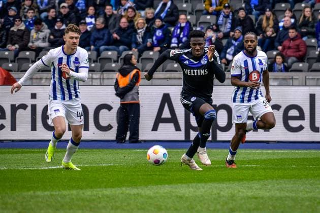Fussball 2. Bundesliga, Hertha BSC - FC Schalke 04 17.03.2024, xdanx, Fussball 2. Bundesliga, Hertha BSC - FC Schalke 04, v.l. Linus Gechter (Hertha BSC 44),Bryan Lasme (FC Schalke 04 11),Deyovaisio Zeefuik (Hertha BSC 34),Zweikampf, Duell, Kampf, tackle (DFL DFB REGULATIONS PROHIBIT ANY USE OF PHOTOGRAPHS as IMAGE SEQUENCES and or QUASI-VIDEO) Foto: Daniel Lakomski Mix1 Berlin Olympiastadion Berlin Berlin Deutschland (DE)