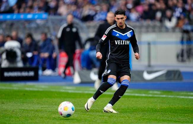 Germany, Berlin, 17.03.2024, Olympic Stadium, Hertha BSC vs FC Schalke 04 - 2. Bundesliga, Yusuf Kabadayi (FC Schalke 04) controls the ball Berlin Olympic Stadium Berlin Germany