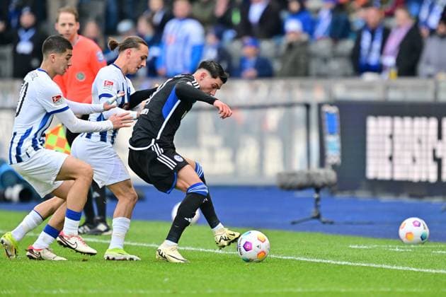 Michal Karbownik (Hertha BSC, 06), Zweikampf, mit Yusuf Kabadayi (Werder Bremen, 17), GER, Hertha BSC vs. Schalke 04, Fussball Herren, 2. Bundesliga, Saison 2023 2024, 26. Spieltag, 17.03.2024. (DFL REGULATIONS PROHIBIT ANY USE OF PHOTOGRAPHS AS IMAGE SEQUENCES AND OR QUASI - VIDEO). GER, Hertha BSC vs. Schalke 04, Fussball Herren, 2. Bundesliga, Saison 2023 2024, 26. Spieltag, 17.03.2024. Berlin