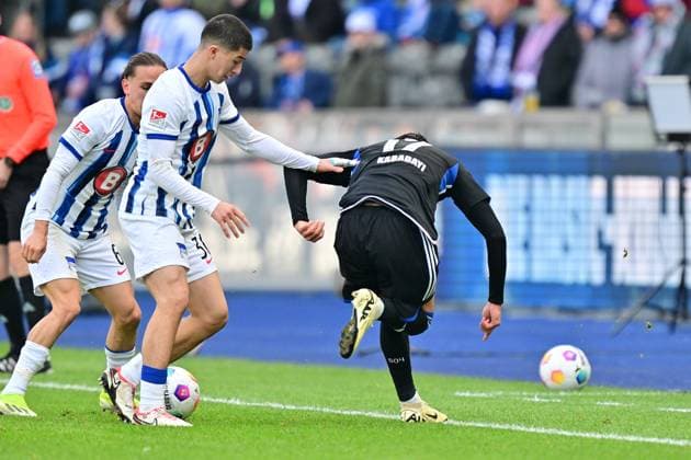 Michal Karbownik (Hertha BSC, 06), Zweikampf, mit Yusuf Kabadayi (Werder Bremen, 17), GER, Hertha BSC vs. Schalke 04, Fussball Herren, 2. Bundesliga, Saison 2023 2024, 26. Spieltag, 17.03.2024. (DFL REGULATIONS PROHIBIT ANY USE OF PHOTOGRAPHS AS IMAGE SEQUENCES AND OR QUASI - VIDEO). GER, Hertha BSC vs. Schalke 04, Fussball Herren, 2. Bundesliga, Saison 2023 2024, 26. Spieltag, 17.03.2024. Berlin