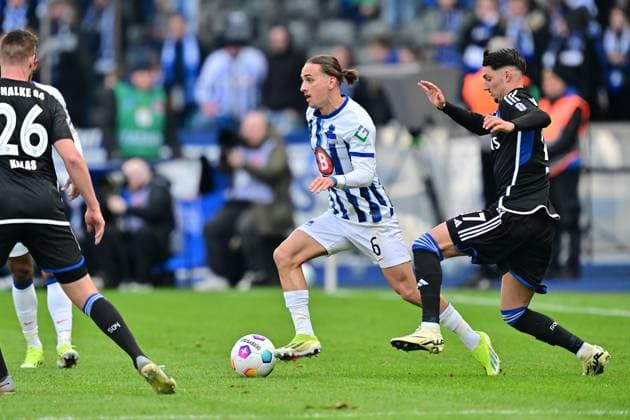 Michal Karbownik (Hertha BSC, 06), Zweikampf, mit Yusuf Kabadayi (Werder Bremen, 17), GER, Hertha BSC vs. Schalke 04, Fussball Herren, 2. Bundesliga, Saison 2023 2024, 26. Spieltag, 17.03.2024. (DFL REGULATIONS PROHIBIT ANY USE OF PHOTOGRAPHS AS IMAGE SEQUENCES AND OR QUASI - VIDEO). GER, Hertha BSC vs. Schalke 04, Fussball Herren, 2. Bundesliga, Saison 2023 2024, 26. Spieltag, 17.03.2024. Berlin