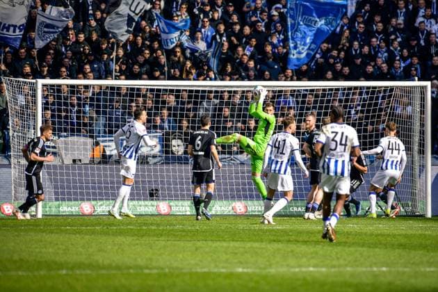 Fussball 2. Bundesliga, Hertha BSC - FC Schalke 04 17.03.2024, xdanx, Fussball 2. Bundesliga, Hertha BSC - FC Schalke 04, v.l. Marius Mueller (FC Schalke 04 32),hält den Ball nach einer Ecke (DFL DFB REGULATIONS PROHIBIT ANY USE OF PHOTOGRAPHS as IMAGE SEQUENCES and or QUASI-VIDEO) Foto: Daniel Lakomski Mix1 Berlin Olympiastadion Berlin Berlin Deutschland (DE)