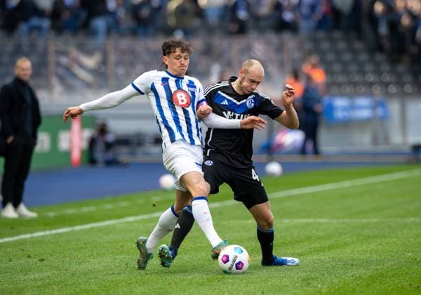 Fussball, Herren, Saison 2023 2024, 2. Bundesliga (26. Spieltag), Hertha BSC - FC Schalke 04, v. l. Fabian Reese (Hertha BSC), Henning Matriciani (Schalke 04), 17.03.2024,