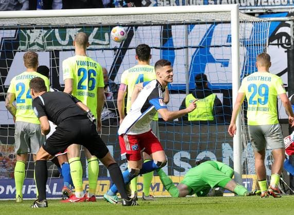 2.Liga Saison 2023-2024 26.Spieltag 17.03.2024 Hamburger SV - SV Wehen Wiesbaden im Volksparkstadion 2 - 0 Laszlo Benes (Hamburger SV), TW Florian Stritzel (SV Wehen Wiesbaden) ist geschlagen DFL REGULATIONS PROHIBIT ANY USE OF PHOTOGRAPHS AS IMAGE SEQUENCES AND OR QUASI-VIDEO