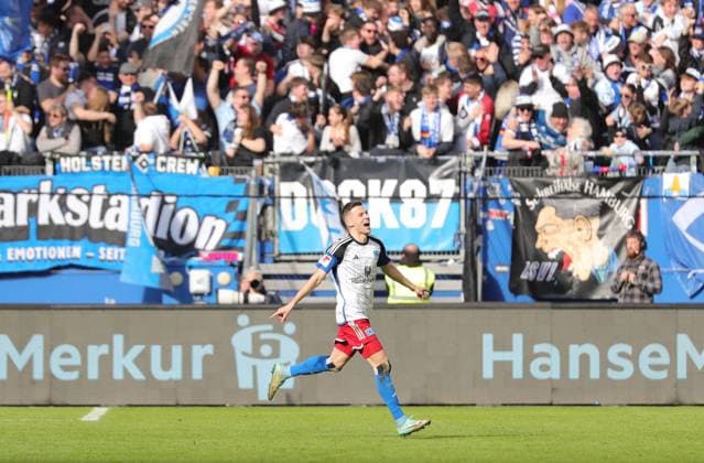 GER, 2. Liga, Hamburger SV vs. SV Wehen Wiesbaden 17.03.2024, Volksparkstadion, Hamburg, GER, 2. Liga, Hamburger SV vs. SV Wehen Wiesbaden im Bild picture shows Torjubel Jubel. Torschütze Torschuetze Laszlo Benes (Hamburger SV 08) jubelt ueber das Tor zum 2:0