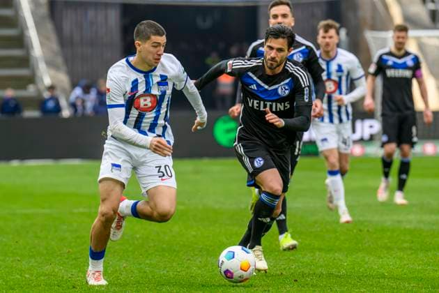 v.l. Ibrahim Maza (Hertha BSC, 30), Danny Latza ( Schalke 04, 08), Zweikampf, Action, Kampf, Hertha BSC - FC Schalke 04, 2. Bundesliga, Fussball, DFB, Spielzeit 2023 2024, 26. Spieltag, Olympia - Stadion Berlin, DFB DFL REGULATIONS PROHIBIT ANY USE OF PHOTOGRAPHS AS IMAGE SEQUENCES AND OR QUASI-VIDEO, 17.03. 2024,