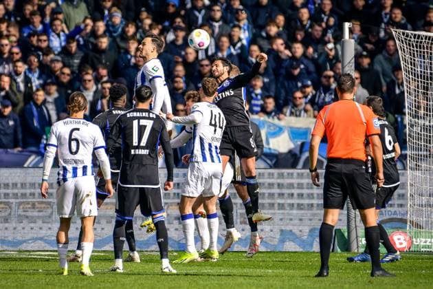 Fussball 2. Bundesliga, Hertha BSC - FC Schalke 04 17.03.2024, xdanx, Fussball 2. Bundesliga, Hertha BSC - FC Schalke 04, v.l. Haris Tabakovic (Hertha BSC 25),Linus Gechter (Hertha BSC 44),Danny Latza (FC Schalke 04 8),Zweikampf, Duell, Kampf, tackle (DFL DFB REGULATIONS PROHIBIT ANY USE OF PHOTOGRAPHS as IMAGE SEQUENCES and or QUASI-VIDEO) Foto: Daniel Lakomski Mix1 Berlin Olympiastadion Berlin Berlin Deutschland (DE)