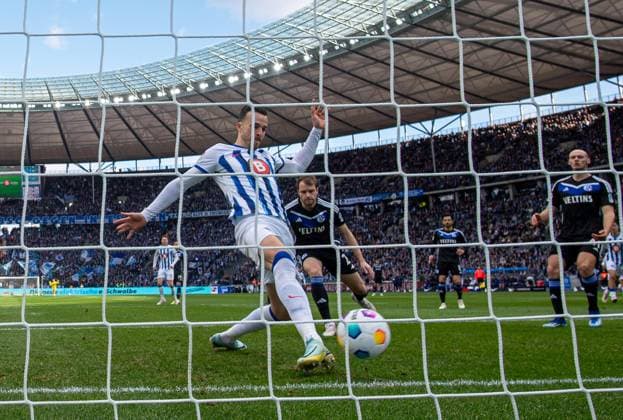 Fussball, Herren, Saison 2023 2024, 2. Bundesliga (26. Spieltag), Hertha BSC - FC Schalke 04, Haris Tabakovic (Hertha BSC) erzielt das Tor zum 1:0, 17.03.2024,