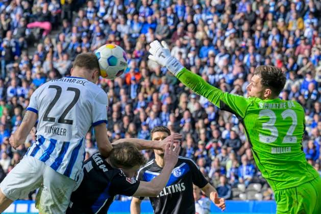 v.l. Marten Winkler (Hertha BSC, 22), Marius Mueller ( Schalke 04, 32), Marten Winkler (Hertha BSC, 22), Koepft zum Tor - 4:0, Hertha BSC - FC Schalke 04, 2. Bundesliga, Fussball, DFB, Spielzeit 2023 2024, 26. Spieltag, Olympia - Stadion Berlin, DFB DFL REGULATIONS PROHIBIT ANY USE OF PHOTOGRAPHS AS IMAGE SEQUENCES AND OR QUASI-VIDEO, 17.03. 2024,