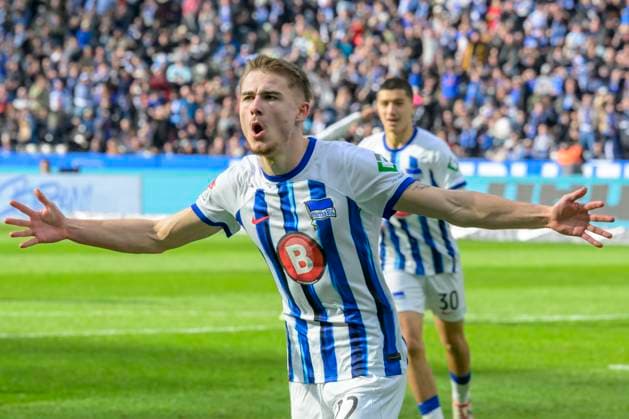 Marten Winkler (Hertha BSC, 22), zelebriert sein Tor zum 4:2, Tor, Treffer, Jubel, Torjubel, Freude, Begeisterung, Hertha BSC - FC Schalke 04, 2. Bundesliga, Fussball, DFB, Spielzeit 2023 2024, 26. Spieltag, Olympia - Stadion Berlin, DFB DFL REGULATIONS PROHIBIT ANY USE OF PHOTOGRAPHS AS IMAGE SEQUENCES AND OR QUASI-VIDEO, 17.03. 2024,