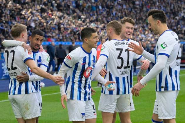 Marten Winkler (Hertha BSC, 22), zelebriert sein Tor zum 4:2, Tor, Treffer, Jubel, Torjubel, Freude, Begeisterung, Hertha BSC - FC Schalke 04, 2. Bundesliga, Fussball, DFB, Spielzeit 2023 2024, 26. Spieltag, Olympia - Stadion Berlin, DFB DFL REGULATIONS PROHIBIT ANY USE OF PHOTOGRAPHS AS IMAGE SEQUENCES AND OR QUASI-VIDEO, 17.03. 2024,