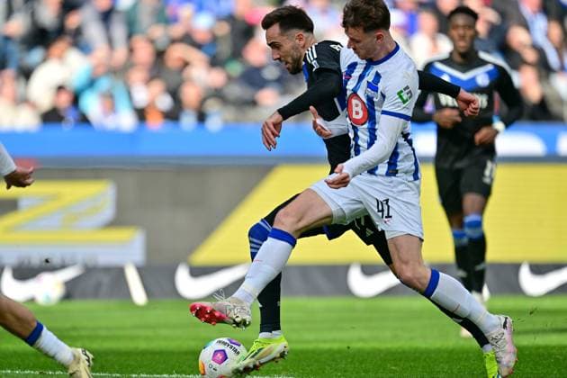 Pascal Klemens (Hertha BSC, 41), Kenan Karamann (Werder Bremen, 19), Zweikampf, GER, Hertha BSC vs. Schalke 04, Fussball Herren, 2. Bundesliga, Saison 2023 2024, 26. Spieltag, 17.03.2024. (DFL REGULATIONS PROHIBIT ANY USE OF PHOTOGRAPHS AS IMAGE SEQUENCES AND OR QUASI - VIDEO). GER, Hertha BSC vs. Schalke 04, Fussball Herren, 2. Bundesliga, Saison 2023 2024, 26. Spieltag, 17.03.2024. Berlin
