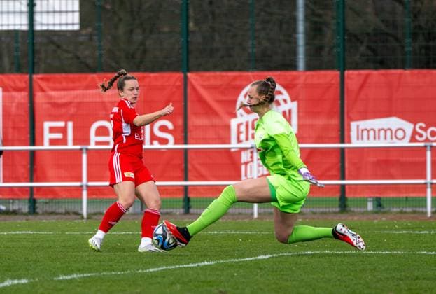 Fussball, Frauen, Regionalliga Nordost, Saison 2023 2024 (14. Spieltag), 1. FC Union Berlin - RB Leipzig II, v. l. Lisa Heiseler (1. Frauen 1. FC Union), Parade von Torfrau Eve Böttcher (RB Leipzig), 17.03. 2024, Copyright: xMatthiasxKochx