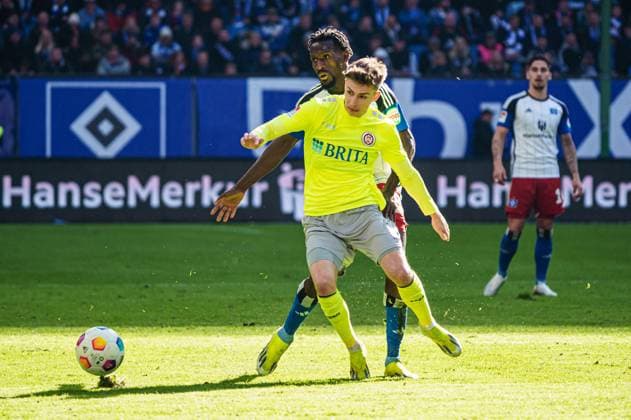 Nick Baetzner (SV Wehen Wiesbaden, 08), Bakery Jatta (Hamburger SV, 18) GER, Hamburger SV vs. SV Wehen Wiesbaden, Fussball, 2. Bundesliga, Spieltag 26, Saison 2023 2024, 17.03.2024 DFL REGULATIONS PROHIBIT ANY USE OF PHOTOGRAPHS AS IMAGE SEQUENCES AND OR QUASI-VIDEO GER, Hamburger SV vs. SV Wehen Wiesbaden, Fussball, 2. Bundesliga, Spieltag 26, Saison 2023 2024, 17.03.2024 Hamburg