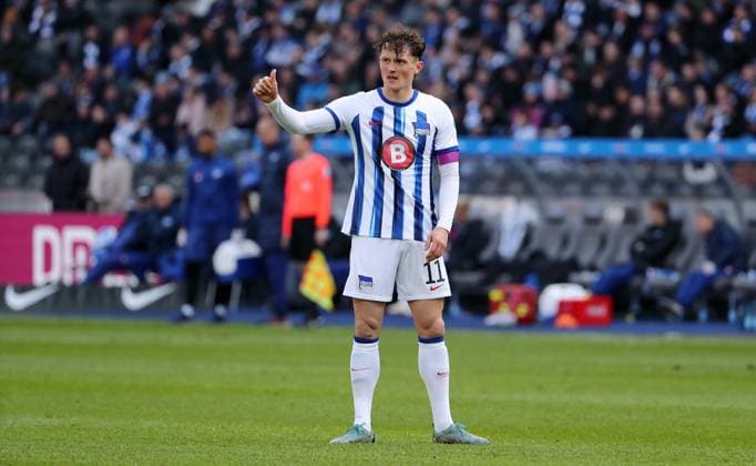 Fabian Reese Daumen hoch zeigend Einzelbild Freisteller Aktion Fußball Fussball DFL 2.Bundesliga Herren 26.Spieltag Saison 2023 2024 17.03.2024 Hertha BSC Berlin vs. FC Schalke 04 DFL regulations prohibit any use of photographs as image sequences and or quasi-video