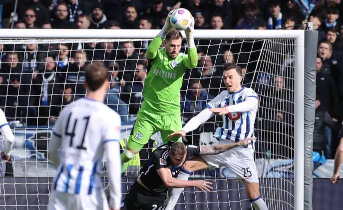 Torwart Marius Müller, Tomas Kalas, Haris Tabakovic Zweikampf Spielszene Aktion Fußball Fussball DFL 2.Bundesliga Herren 26.Spieltag Saison 2023 2024 17.03.2024 Hertha BSC Berlin vs. FC Schalke 04 DFL regulations prohibit any use of photographs as image sequences and or quasi-video