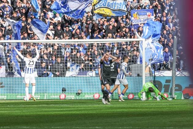 17.03.2024, Fussball, 2. Bundesliga, 26. Spieltag, Saison 2023 2024, Hertha BSC - FC Schalke 04, Thomas Ouwejan (FC Schalke 04) ist enttäuscht nach dem Tor zum 4 zu 2. Berlin Olympiastadion Berlin Deutschland xRHR-FOTO TRx