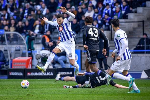 Fussball 2. Bundesliga, Hertha BSC - FC Schalke 04 17.03.2024, xdanx, Fussball 2. Bundesliga, Hertha BSC - FC Schalke 04, v.l. Haris Tabakovic (Hertha BSC 25),Derry John Murkin (FC Schalke 04 5),Assan Ouedraogo (FC Schalke 04 43),Zweikampf, Duell, Kampf, tackle (DFL DFB REGULATIONS PROHIBIT ANY USE OF PHOTOGRAPHS as IMAGE SEQUENCES and or QUASI-VIDEO) Foto: Daniel Lakomski Mix1 Berlin Olympiastadion Berlin Berlin Deutschland (DE)