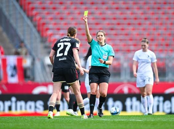Germany, Nuernberg, 17.03.2024, Max-Morlock-Stadion, 1. FC Nuernberg vs SC Freiburg - Frauen-Bundesliga, Schiedsrichterin Karoline Wacker shows Lara Schmidt (1. FC Nuernberg) the yellow card Nuremberg Max-Morlock-Stadion Bavaria Germany