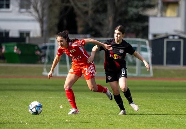 Fussball, Frauen, Regionalliga Nordost, Saison 2023 2024 (14. Spieltag), 1. FC Union Berlin - RB Leipzig II, v. l. Fatma Sakar (1. Frauen 1. FC Union), Lonie Preußler, 17.03. 2024, Copyright: xMatthiasxKochx