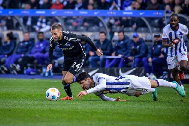 Fussball 2. Bundesliga, Hertha BSC - FC Schalke 04 17.03.2024, xdanx, Fussball 2. Bundesliga, Hertha BSC - FC Schalke 04, v.l. Dominick Drexler (FC Schalke 04 24),Andreas Bouchalakis (Hertha BSC 5),Zweikampf, Duell, Kampf, tackle (DFL DFB REGULATIONS PROHIBIT ANY USE OF PHOTOGRAPHS as IMAGE SEQUENCES and or QUASI-VIDEO) Foto: Daniel Lakomski Mix1 Berlin Olympiastadion Berlin Berlin Deutschland (DE)