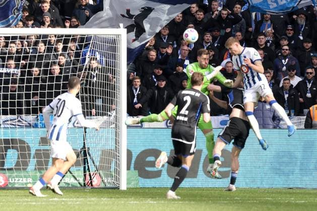 DEU, DFL, 2. FBL, Hertha BSC vs. 1:FC Schalke, 17.03.2024, Berliner Olympiastadion, Berlin, DEU, DFL, 2. FBL, Hertha BSC vs. 1:FC Schalke, im Bild 4:2 durch Marten Winkler (Hertha BSC Berlin 22), Marius Mueller (Schalke 04 32), Thomas Ouwejan (Schalke 04 2) DFL - regulations prohibit any use of Photographs as image sequences and or quasi-video Foto: Juergen Engler nordphoto GmbH