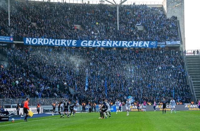 Fussball, Herren, Saison 2023 2024, 2. Bundesliga (26. Spieltag), Hertha BSC - FC Schalke 04, Fans von Schalke stellten nach dem Gegentor zum 5:2 den Support ein, 17.03.2024,