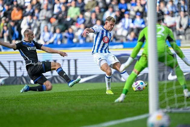 2. Bundesliga - Hertha BSC Berlin - FC Schalke 04 am 17.03.2024 im Olympiastadion in Berlin Tor zum 5:2. Torschuetze Torschütze Florian Niederlechner (Hertha BSC Berlin) mit dem Treffer zum 5:2.