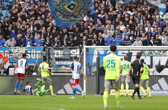 GER, 2. Liga, Hamburger SV vs. SV Wehen Wiesbaden 17.03.2024, Volksparkstadion, Hamburg, GER, 2. Liga, Hamburger SV vs. SV Wehen Wiesbaden im Bild picture shows Tor zum 3:0 . Torschütze Torschuetze Ransford Königsdörffer Koenigsdoerffer (Hamburger SV 11) trifft zum 3:0 ins Tor von Torwart Florian Stritzel (SV Wehen Wiesbaden 16)
