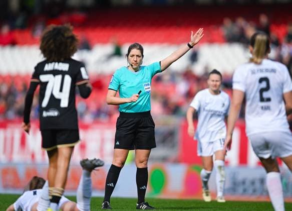 Germany, Nuernberg, 17.03.2024, Max-Morlock-Stadion, 1. FC Nuernberg vs SC Freiburg - Frauen-Bundesliga, Schiedsrichterin Karoline Wacker gestures Nuremberg Max-Morlock-Stadion Bavaria Germany