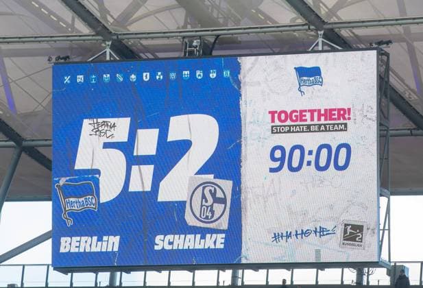 Fussball, Herren, Saison 2023 2024, 2. Bundesliga (26. Spieltag), Hertha BSC - FC Schalke 04, Anzeigetafel mit 5:2-Endstand, 17.03.2024,
