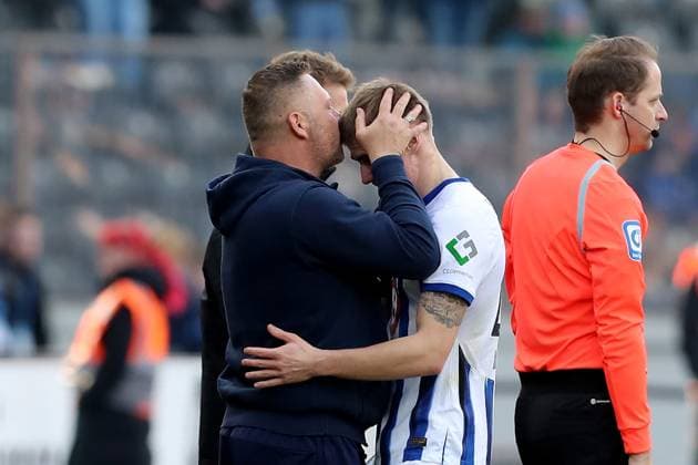 17.03.2024, xtgx, Fussball 2.Bundesliga, Hertha BSC Berlin - FC Schalke 04 emspor, v.l. Auswechslung Marten Winkler (Hertha BSC Berlin) Trainer Pal Dardai (Hertha BSC Berlin) (DFL DFB REGULATIONS PROHIBIT ANY USE OF PHOTOGRAPHS as IMAGE SEQUENCES and or QUASI-VIDEO) Berlin