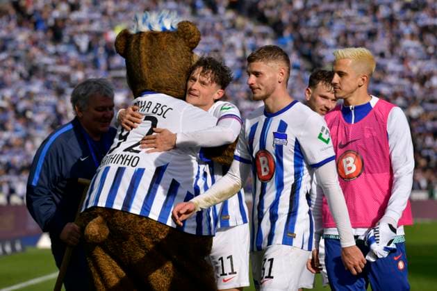 Fussball 2. Bundesliga, Hertha BSC - FC Schalke 04 17.03.2024, xdanx, Fussball 2. Bundesliga, Hertha BSC - FC Schalke 04, v.l. Maskottchen Herthino Fabian Reese (Hertha BSC 11),Marton Dardai (Hertha BSC 31),Jubel ueber den Sieg, Jubel nach Spielende (DFL DFB REGULATIONS PROHIBIT ANY USE OF PHOTOGRAPHS as IMAGE SEQUENCES and or QUASI-VIDEO) Foto: Daniel Lakomski Mix1 Berlin Olympiastadion Berlin Berlin Deutschland (DE)