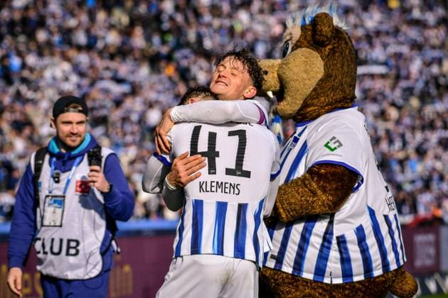 Fussball 2. Bundesliga, Hertha BSC - FC Schalke 04 17.03.2024, xdanx, Fussball 2. Bundesliga, Hertha BSC - FC Schalke 04, v.l. Pascal Klemens (Hertha BSC 41),Fabian Reese (Hertha BSC 11),Maskottchen Herhthino Jubel ueber den Sieg, Jubel nach Spielende (DFL DFB REGULATIONS PROHIBIT ANY USE OF PHOTOGRAPHS as IMAGE SEQUENCES and or QUASI-VIDEO) Foto: Daniel Lakomski Mix1 Berlin Olympiastadion Berlin Berlin Deutschland (DE)