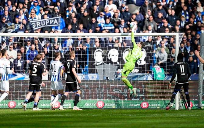Germany, Berlin, 17.03.2024, Olympic Stadium, Hertha BSC vs FC Schalke 04 - 2. Bundesliga, Marius Müller (FC Schalke 04) controls the ball Berlin Olympic Stadium Berlin Germany
