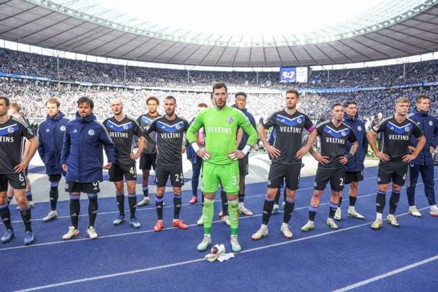 Sport Themen der Woche KW11 Sport Bilder des Tages 17.03.2024, Fussball, 2. Bundesliga, 26. Spieltag, Saison 2023 2024, Hertha BSC - FC Schalke 04, Mannschaft des FC Schalke 04 steht enttäuscht vor den Fans. Berlin Olympiastadion Berlin Deutschland xRHR-FOTO TRx *** 17 03 2024, Football, 2 Bundesliga, Matchday 26, Season 2023 2024, Hertha BSC FC Schalke 04, FC Schalke 04 team stands disappointed in front of the fans Berlin Olympiastadion Berlin Germany xRHR PHOTO TRx Copyright: RHR-FOTOx RHR-FOTO TR