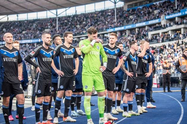 2. Fußball Bundesliga, Hertha BSC vs FC Schalke 04; Berlin, 17.03.2024 Marcin Kaminski (FC Schalke 04, 35), Marius Mueller (FC Schalke 04, 32) frustriert nach dem spiel 2. Fußball Bundesliga, Hertha BSC vs FC Schalke 04, Olympiastadion, Berlin, 17.03.2024 DFL REGULATIONS PROHIBIT ANY USE OF PHOTOGRAPHS AS IMAGE SEQUENCES AND OR QUASI-VIDEO.