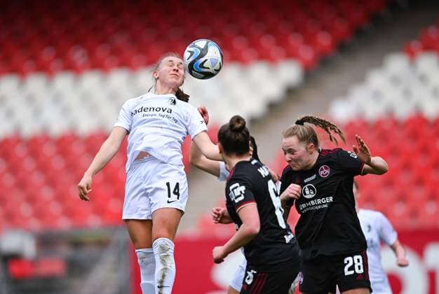 Germany, Nuernberg, 17.03.2024, Max-Morlock-Stadion, 1. FC Nuernberg vs SC Freiburg - Frauen-Bundesliga, Milla Punsar (SC Freiburg) und Madeleine Steck (1. FC Nuernberg) battle for the ball Nuremberg Max-Morlock-Stadion Bavaria Germany