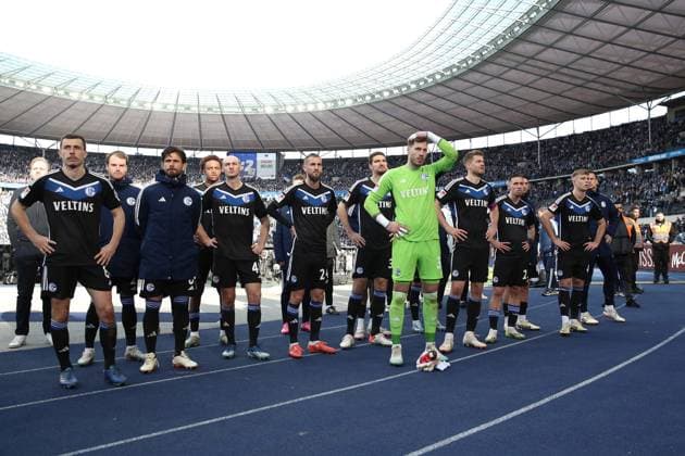 17.03.2024, xtgx, Fussball 2.Bundesliga, Hertha BSC Berlin - FC Schalke 04 emspor, v.l. Schalker Mannschaft Enttäuscht enttaeuscht traurig frustriert ratlos nach dem Spiel (DFL DFB REGULATIONS PROHIBIT ANY USE OF PHOTOGRAPHS as IMAGE SEQUENCES and or QUASI-VIDEO) Berlin