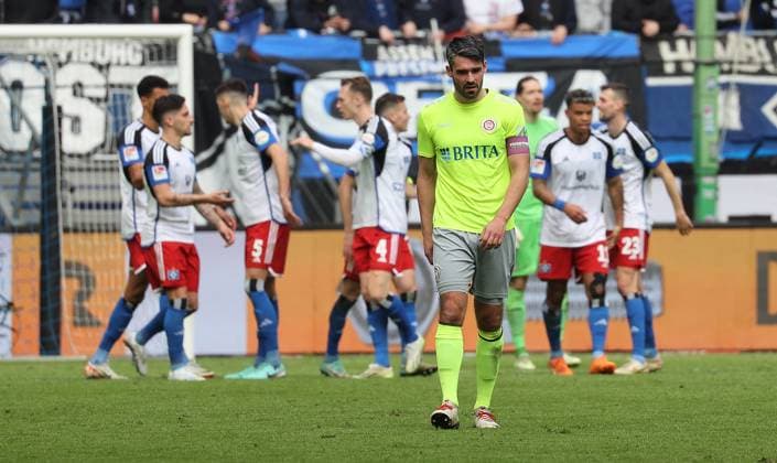 Sascha Mockenhaupt (SV Wehen Wiesbaden) enttaeuscht waehrend der HSV das 3-0 bejubelt Fussball, Herren, Saison 2023 2024, 2.BL, Volksparkstadion, Hamburger SV gegen SV Wehen Wiesbaden, 3-0 DFL REGULATIONS PROHIBIT ANY USE OF PHOTOGRAPHS AS IMAGE SEQUENCES AND OR QUASI-VIDEO.