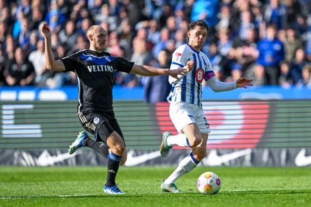 2. Bundesliga - Hertha BSC Berlin - FC Schalke 04 am 17.03.2024 im Olympiastadion in Berlin Henning Matriciani (FC Schalke 04) im Zweikampf gegen Fabian Reese (Hertha BSC Berlin).