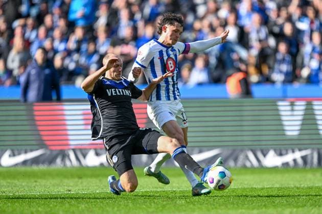 2. Bundesliga - Hertha BSC Berlin - FC Schalke 04 am 17.03.2024 im Olympiastadion in Berlin Henning Matriciani (FC Schalke 04) im Zweikampf gegen Fabian Reese (Hertha BSC Berlin).