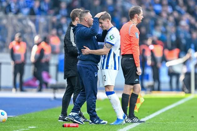 2. Bundesliga - Hertha BSC Berlin - FC Schalke 04 am 17.03.2024 im Olympiastadion in Berlin Trainer Pal Dardai (Hertha BSC Berlin) küsst Marten Winkler (Hertha BSC Berlin) auf die Stirn.