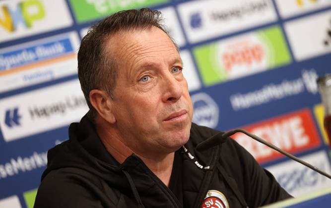 Cheftrainer Markus Kauczinski (SV Wehen Wiesbaden) Fussball, Herren, Saison 2023 2024, 2.BL, Volksparkstadion, Hamburger SV gegen SV Wehen Wiesbaden, 3-0 DFL REGULATIONS PROHIBIT ANY USE OF PHOTOGRAPHS AS IMAGE SEQUENCES AND OR QUASI-VIDEO. *** Head Coach Markus Kauczinski SV Wehen Wiesbaden Football, Men, Season 2023 2024, 2 BL, Volksparkstadion, Hamburger SV vs SV Wehen Wiesbaden, 3 0 DFL REGULATIONS PROHIBIT ANY USE OF PHOTOGRAPHS AS IMAGE SEQUENCES AND OR QUASI VIDEO