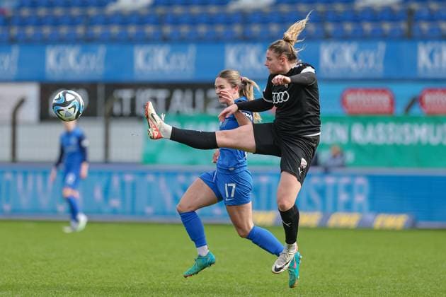 v.li.: Noreen Günnewig (SV Meppen, 17) und Lisa Ebert (FC Ingolstadt 04, 10) im Zweikampf, Duell, Dynamik, Aktion, Action, Spielszene, DIE DFB-RICHTLINIEN UNTERSAGEN JEGLICHE NUTZUNG VON FOTOS ALS SEQUENZBILDER UND ODER VIDEOÄHNLICHE FOTOSTRECKEN. DFB REGULATIONS PROHIBIT ANY USE OF PHOTOGRAPHS AS IMAGE SEQUENCES AND OR QUASI-VIDEO., 17.03.2024, Meppen (Deutschland), Fussball, 2. Frauen-Bundesliga, SV Meppen - FC Ingolstadt 04