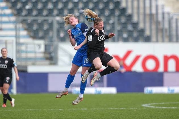 v.li.: Sarah Schulte (SV Meppen, 16) und Lisa Ebert (FC Ingolstadt 04, 10) im Kopfballduell, Kopfball, Zweikampf, Action, Aktion, Spielszene, DIE DFB-RICHTLINIEN UNTERSAGEN JEGLICHE NUTZUNG VON FOTOS ALS SEQUENZBILDER UND ODER VIDEOÄHNLICHE FOTOSTRECKEN. DFB REGULATIONS PROHIBIT ANY USE OF PHOTOGRAPHS AS IMAGE SEQUENCES AND OR QUASI-VIDEO., 17.03.2024, Meppen (Deutschland), Fussball, 2. Frauen-Bundesliga, SV Meppen - FC Ingolstadt 04