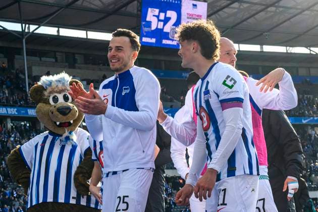 Sport Bilder des Tages v.l. Haris Tabakovic (Hertha BSC, 25), Fabian Reese (Hertha BSC, 11), Toni Leistner (Hertha BSC, 37), Feiern mit den Fans, nach 5:2 Sieg, Stadionrunde, Hertha BSC - FC Schalke 04, 2. Bundesliga, Fussball, DFB, Spielzeit 2023 2024, 26. Spieltag, Olympia - Stadion Berlin, DFB DFL REGULATIONS PROHIBIT ANY USE OF PHOTOGRAPHS AS IMAGE SEQUENCES AND OR QUASI-VIDEO, 17.03. 2024,