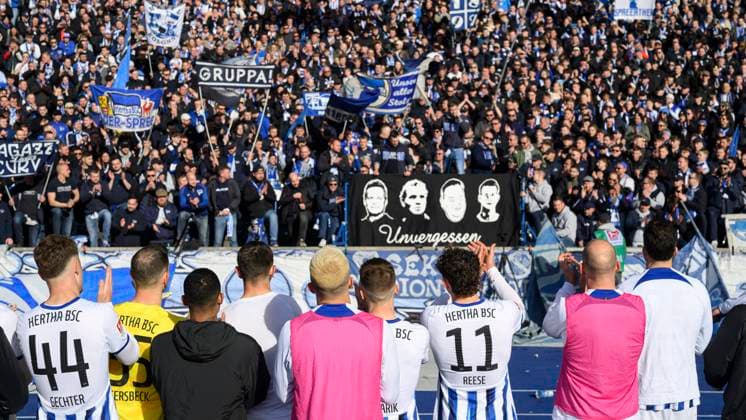 Hertha, Fanblock, Feiern mit den Fans, nach 5:2 Sieg, Stadionrunde, Hertha BSC - FC Schalke 04, 2. Bundesliga, Fussball, DFB, Spielzeit 2023 2024, 26. Spieltag, Olympia - Stadion Berlin, DFB DFL REGULATIONS PROHIBIT ANY USE OF PHOTOGRAPHS AS IMAGE SEQUENCES AND OR QUASI-VIDEO, 17.03. 2024,